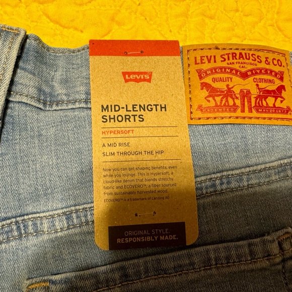 NWT Levi Mid Rise shorts! Look at pictures - Picture 5 of 5